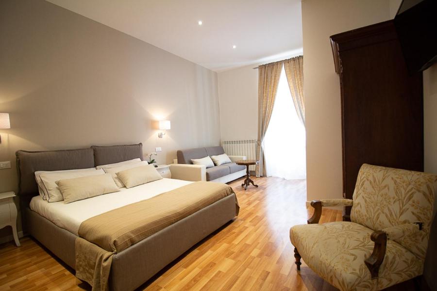 Habitación con cama extragrande.