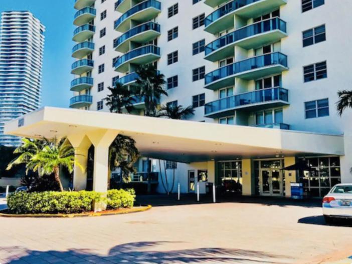 Sunny Isles Condo Resort 14th floor Intracoastal view!! - Chambres d’hôtes