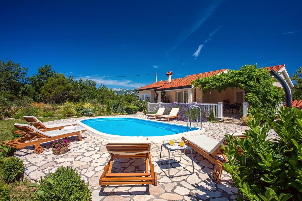 B&B Kučiće - VILLA ANA - 3 bedroom villa with private pool and unspoiled natural environment - Bed and Breakfast Kučiće