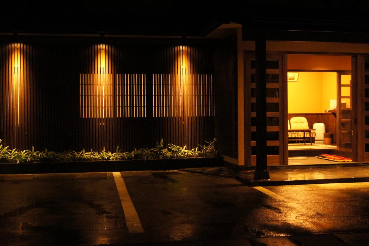 Camera con Area Tatami e Vasca all'Aperto