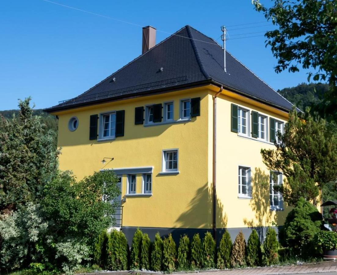 B&B Hausen am Tann - Ferienhaus alte Kinderschule - Bed and Breakfast Hausen am Tann