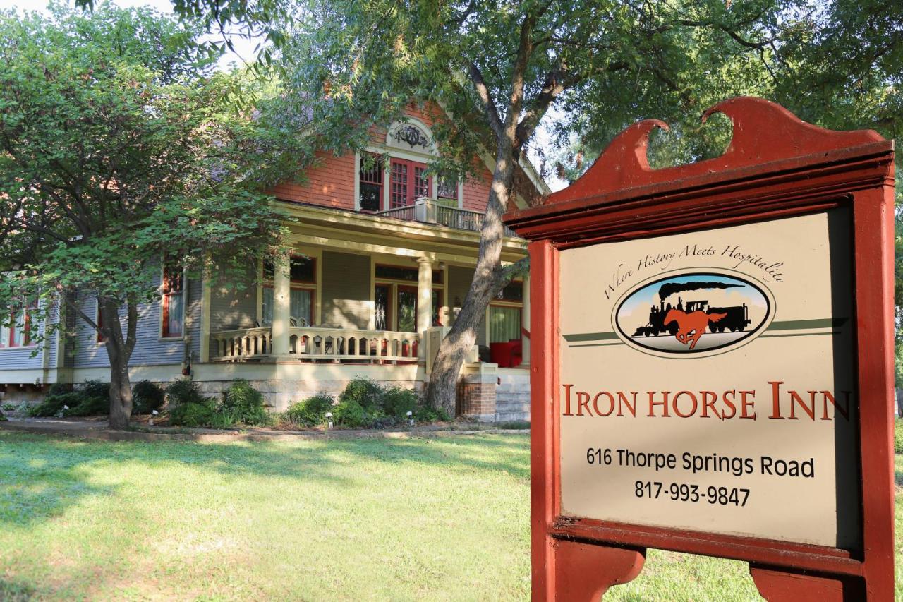 B&B Granbury - Iron Horse Inn - Bed and Breakfast Granbury