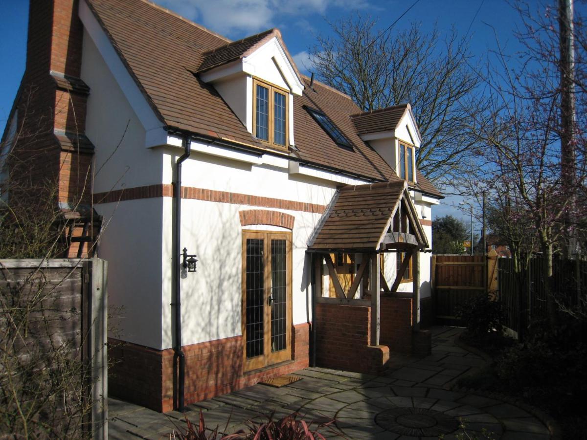 Measure Cottage - Sleeps 4 - Private Hot tub and garden - Chambres d’hôtes Henley in Arden