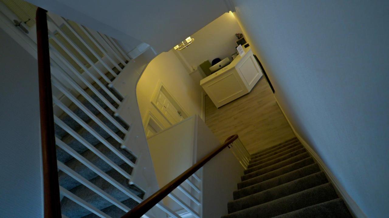 Carmel House - Bed and Breakfast