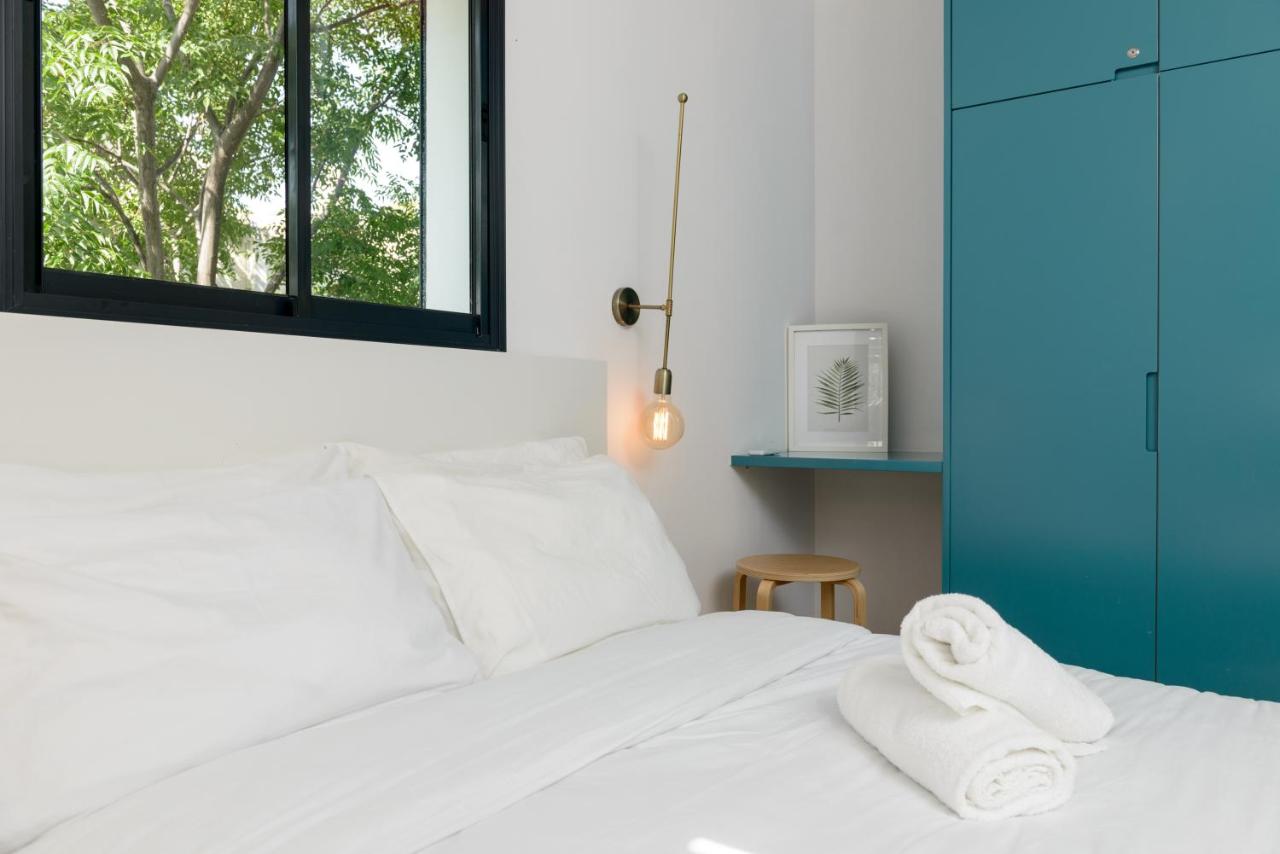 Deluxe Two-Bedroom Apartment with Balcony - Byron 18 Street
