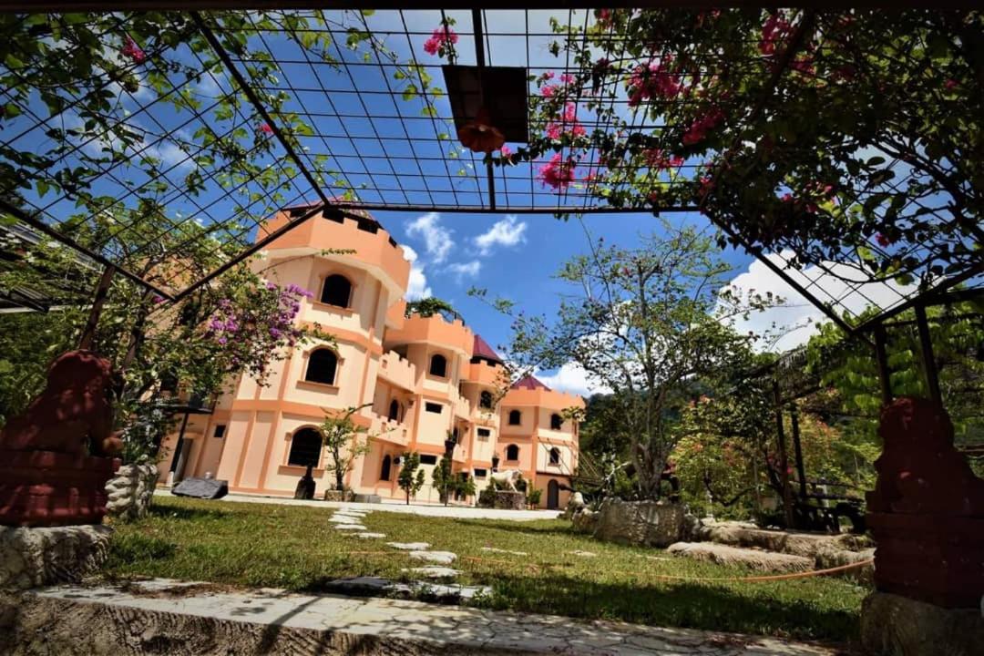 Lake Castle - B&B Sungai Lembing