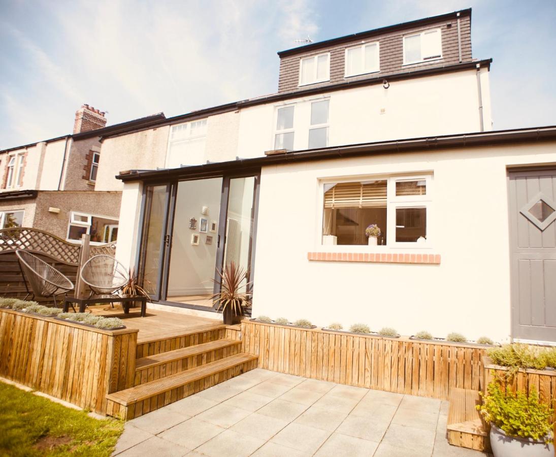Stunning Coastal Retreat Whitley Bay Sleeps 9 - B&B