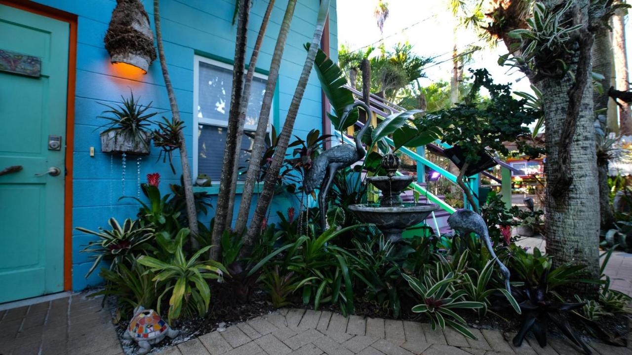 Cottage 6 - One-Bedroom with Private Tiki Hut outside Front Door