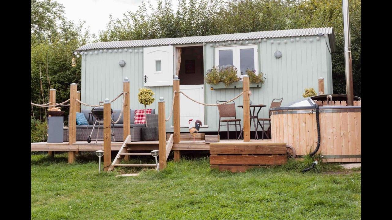 Shepherds Hut with Hot Tub - B&B Lymington