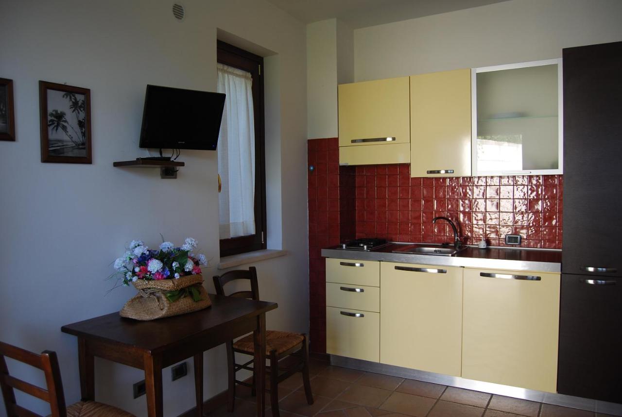 Studio mit Poolblick