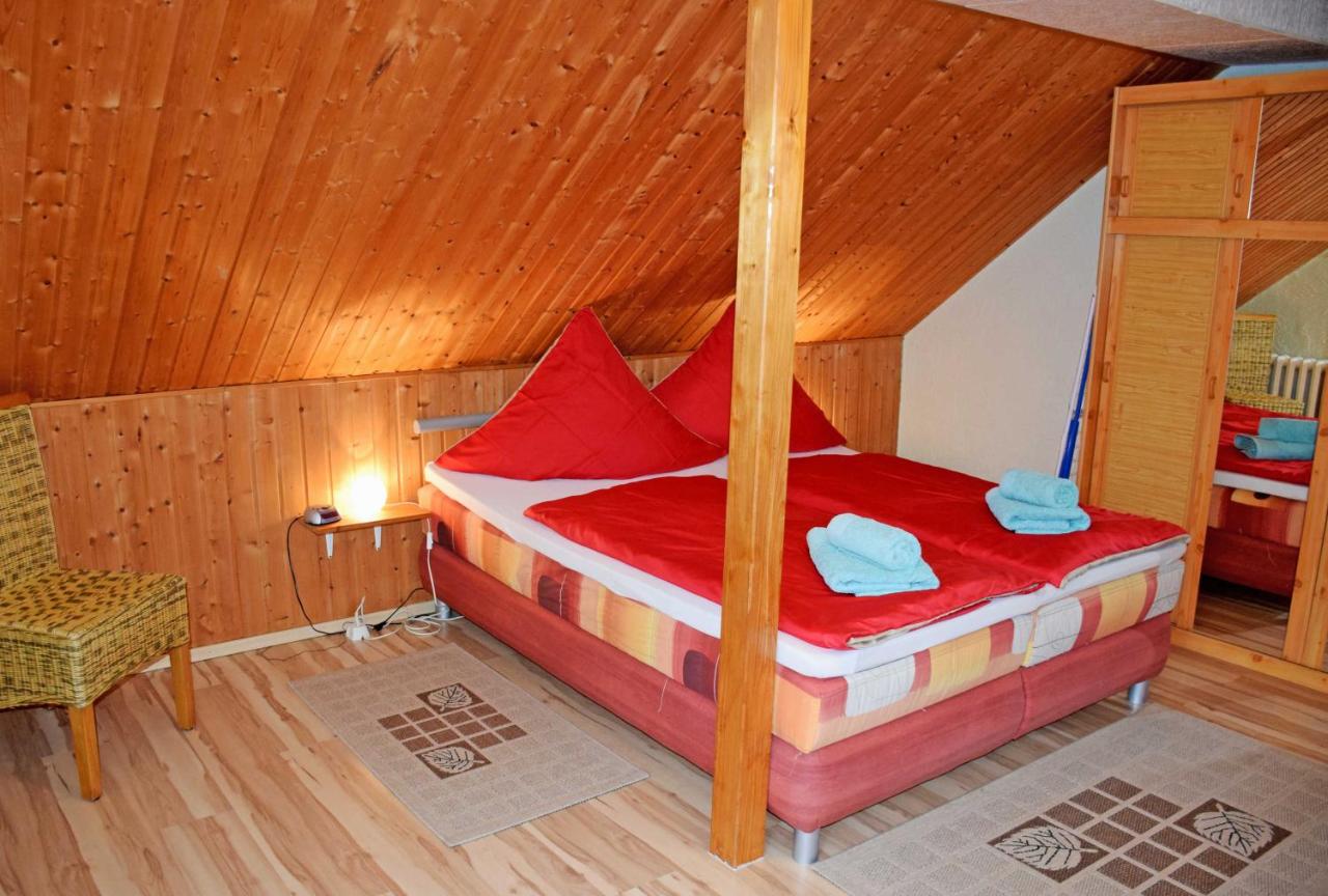 One-Bedroom Apartment with Shower