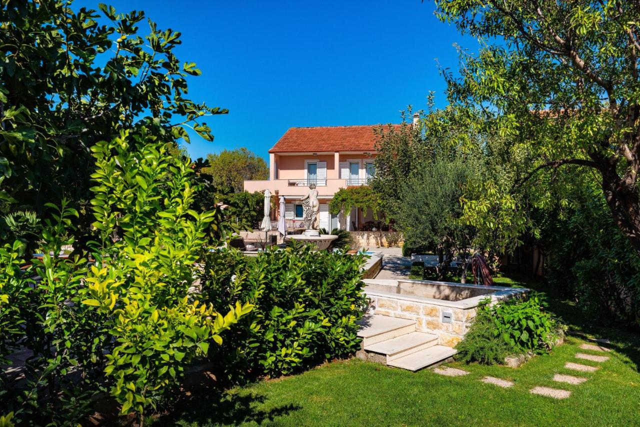 Navis Luxury Villa - B&B