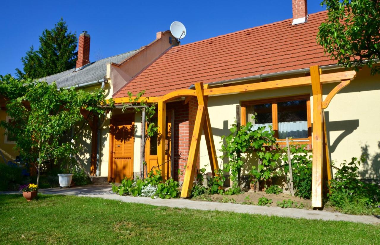 Nohab Apartman - B&B Badacsonytördemic