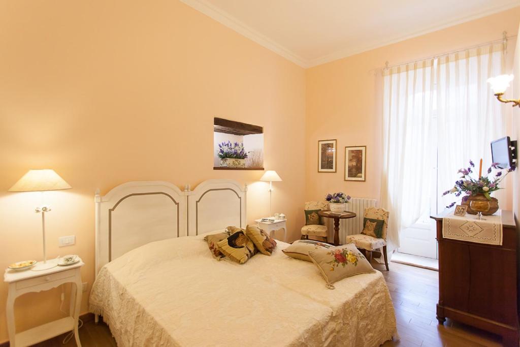Doppel-/Zweibettzimmer mit Balkon