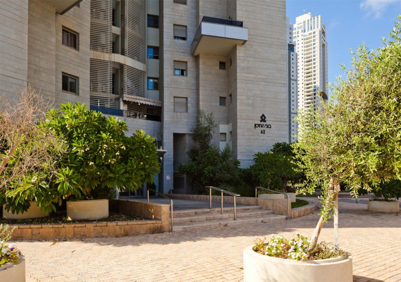 Bright 3BR w Large Terrace & Sea View l Mamad - Ferienwohnung Bat Jam