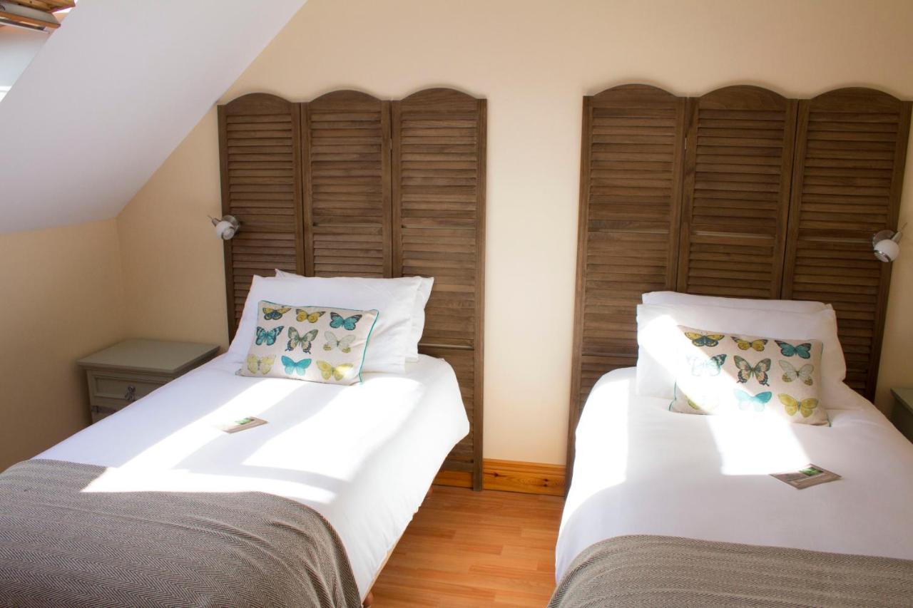 Tweepersoonskamer met 2 Aparte Bedden en Eigen Externe Badkamer