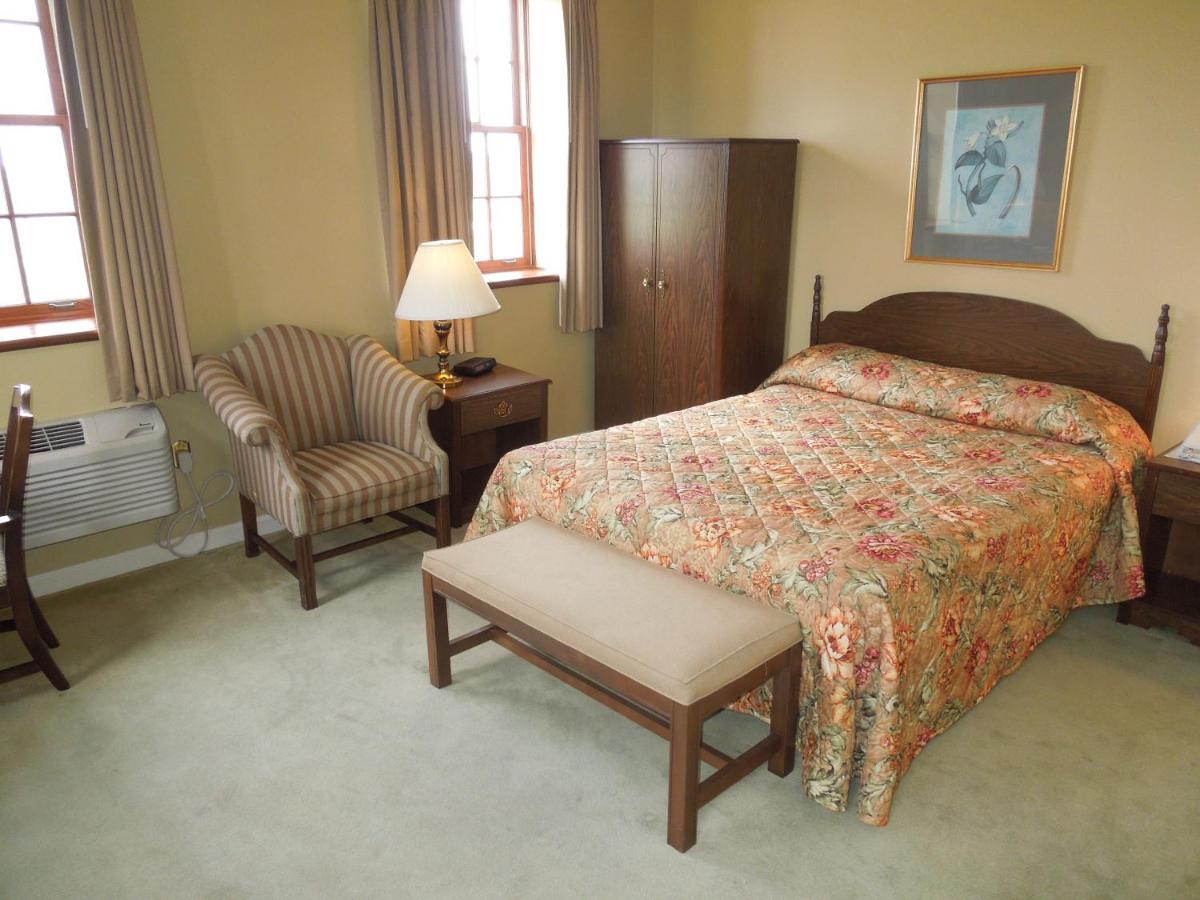 Zimmer mit Queensize-Bett und Whirlpool-Badewanne