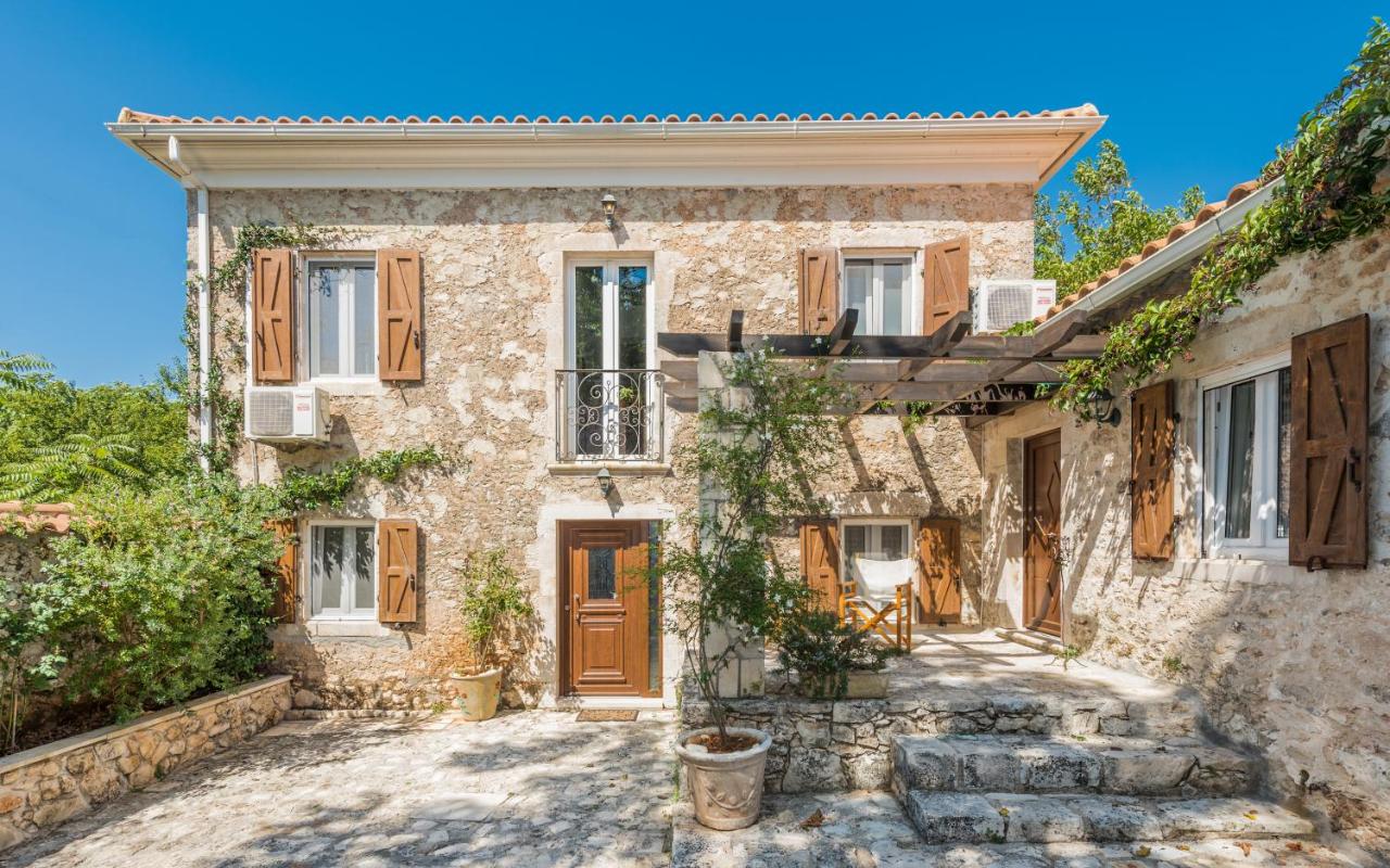 Villa Callisto- Elegant Villa with Pool - Bed and Breakfast Yírion