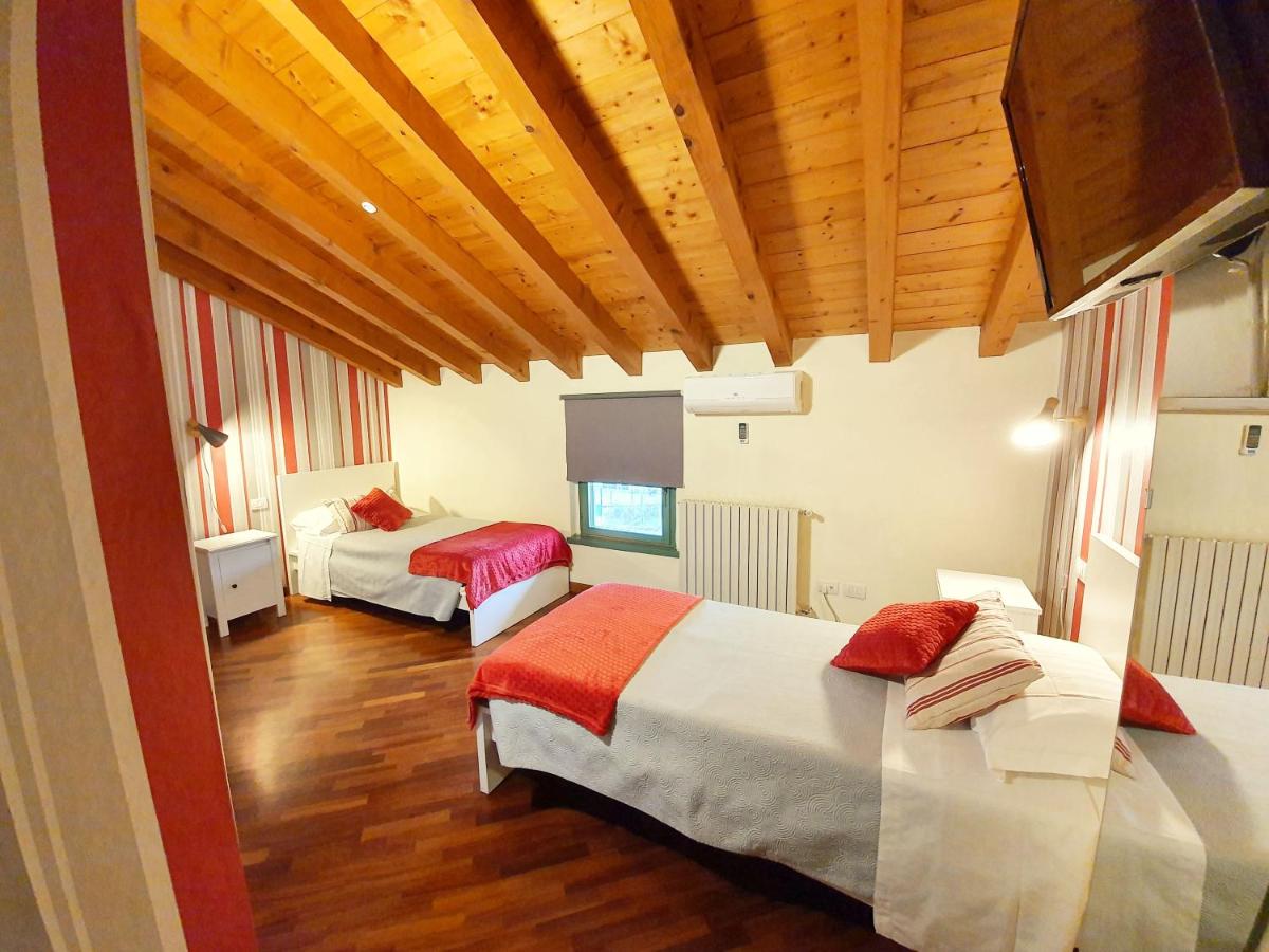 Deluxe Twin Room with Private Bathroom