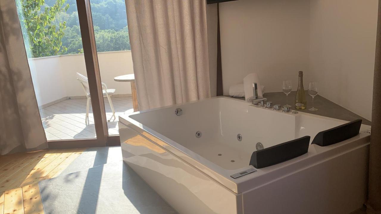 Zimmer mit Queensize-Bett und Whirlpool-Badewanne