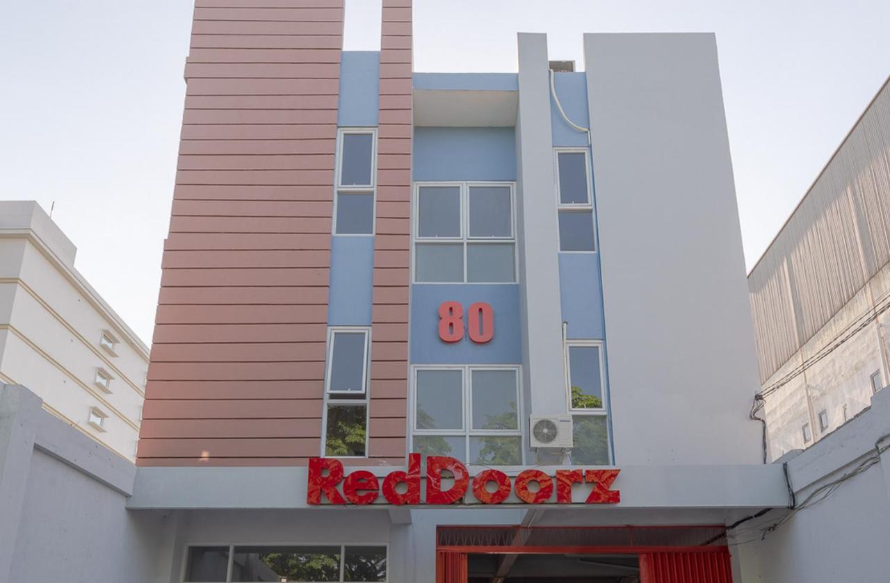 B&B Surabaya - RedDoorz Plus Syariah @ Raya Nginden 2 - Bed and Breakfast Surabaya