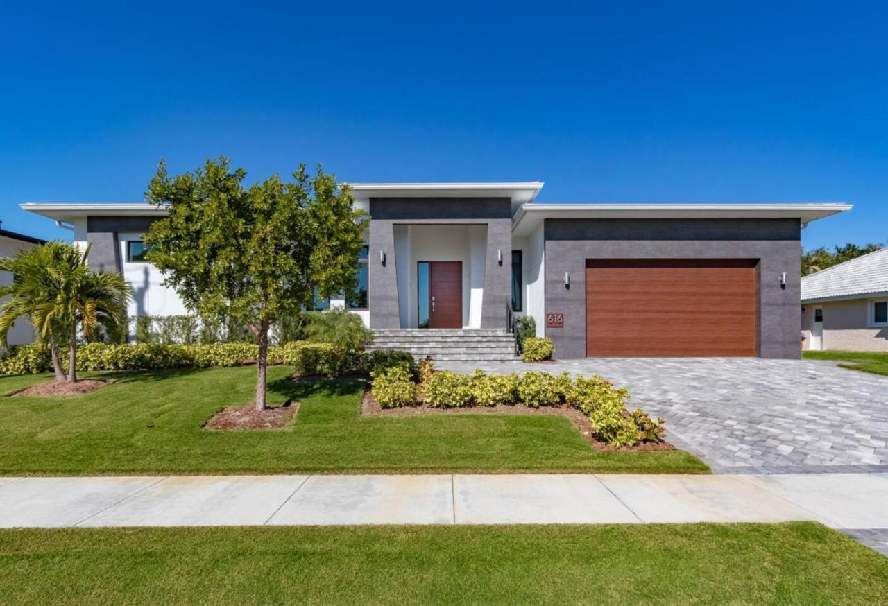 BEACH 5 MIN. WALK-LUXURIOUS MODERN POOL HOME - B&B