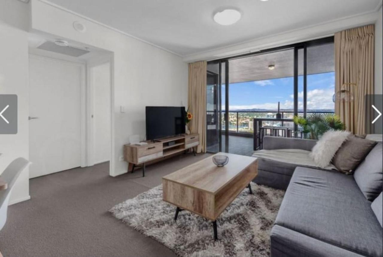 AU1 - Aurora Skyscraper CBD For Business or Pleasure - B&B Brisbane