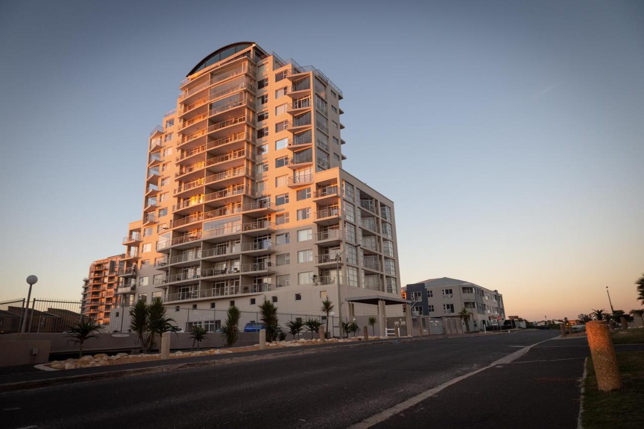 Luxury Ocean View Beachfront 2 bed apartment -206 The Waves, Blouberg, Cape Town - Chambres d’hôtes Bloubergstrand