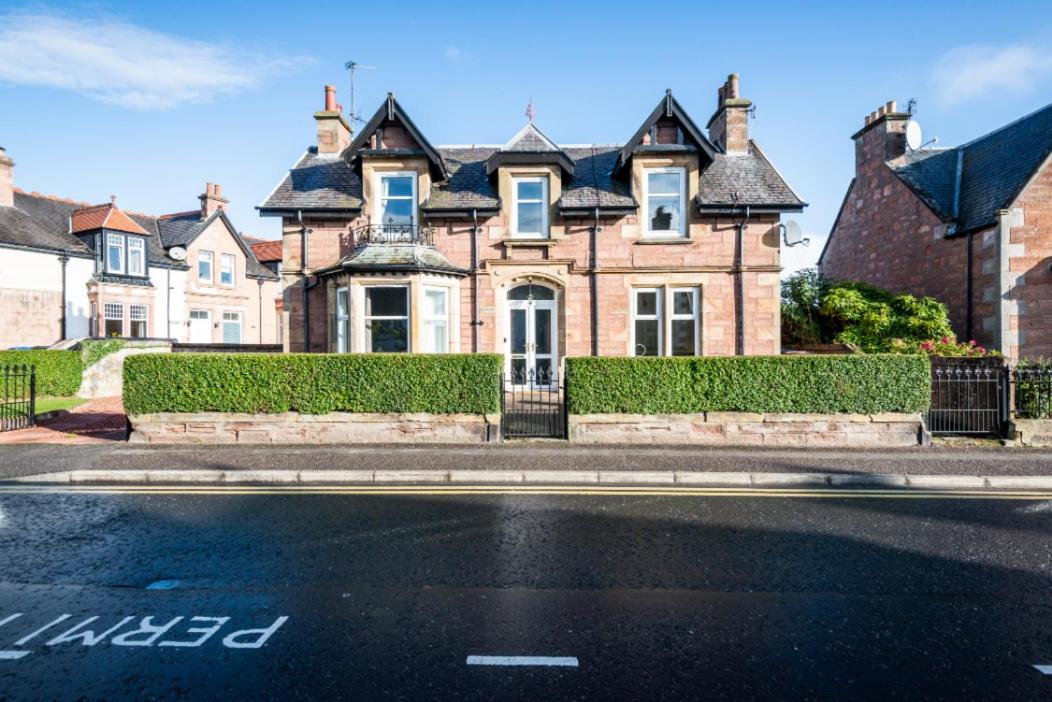 Aye Stay Home, city centre - B&B