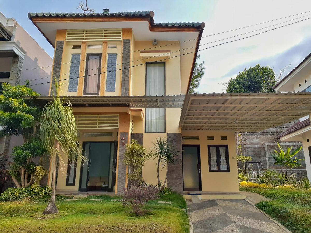 B&B Batu - Villa 3 Bedroom Edelweis No. 7 near Museum Angkut - Bed and Breakfast Batu