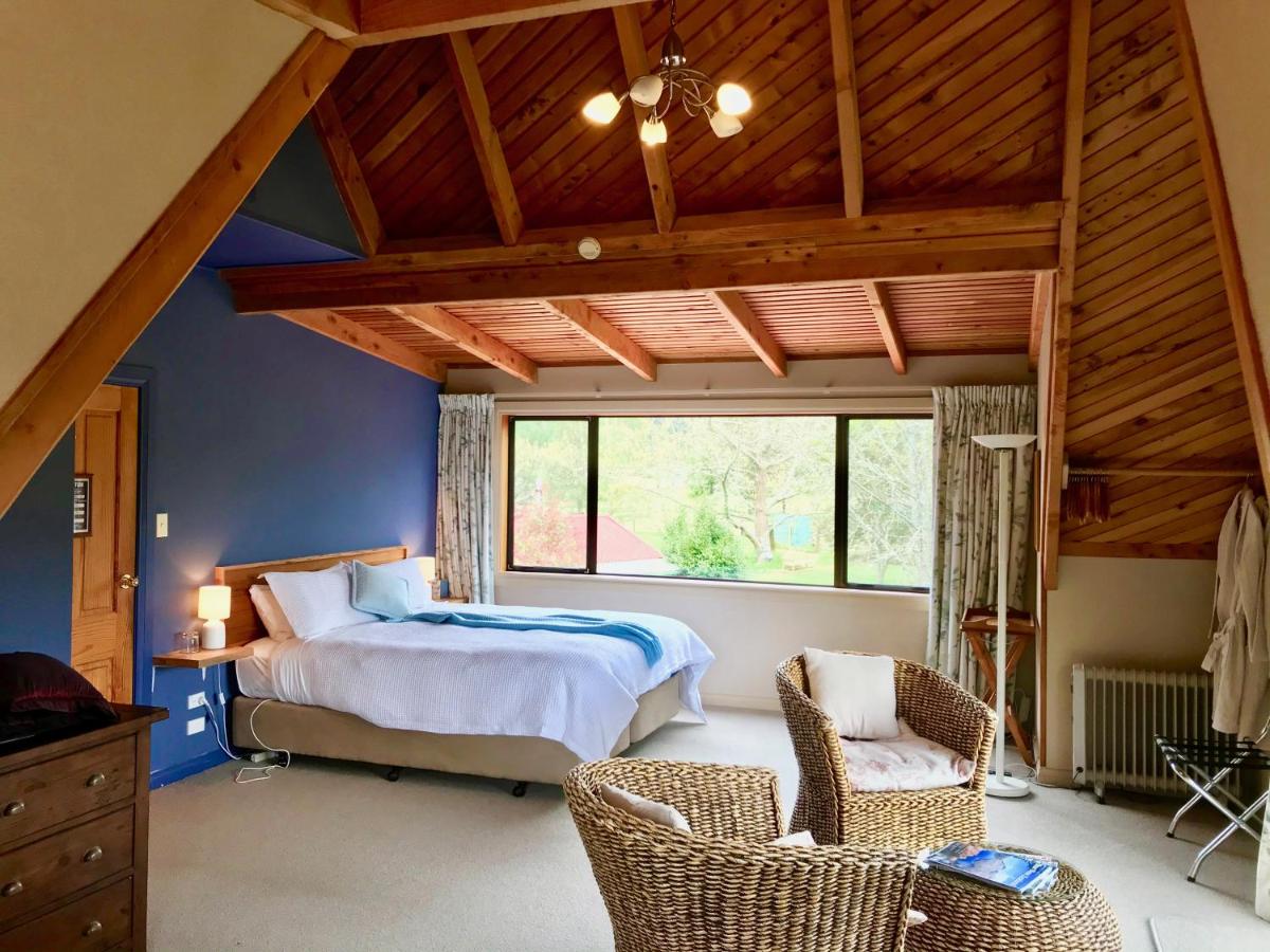 Zimmer mit Kingsize-Bett und Flussblick