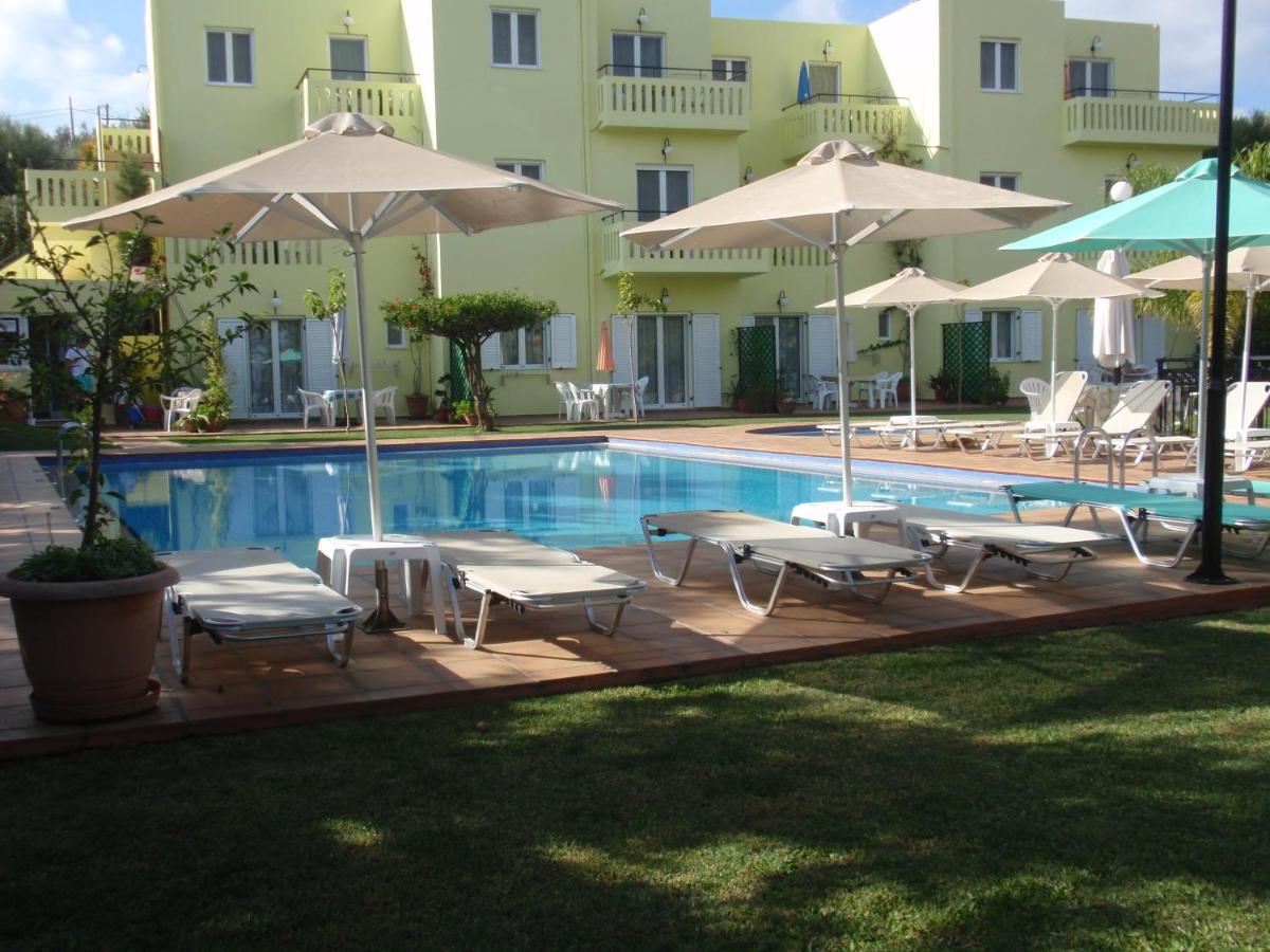 Kalithea Apartments - Heated Pool seasonal - Pool Towels - Pool Sun Lounger Matresses - Bed and Breakfast Kalyves