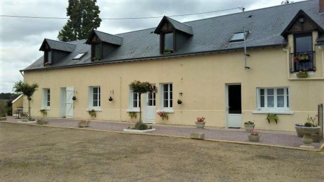 B&B Neuil - GITE LES HAUTES MOUGONNIERES - Bed and Breakfast Neuil