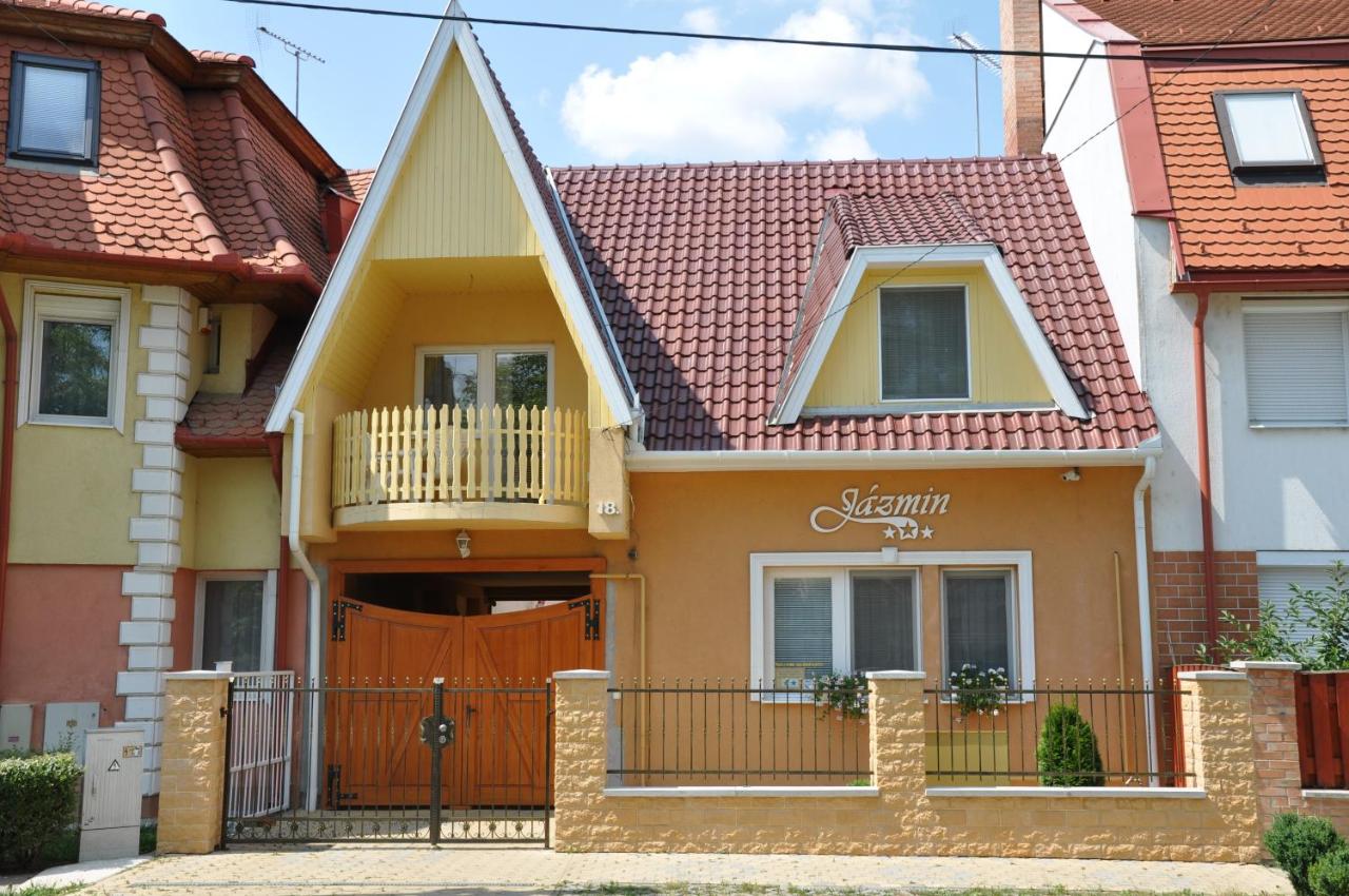 B&B Hajduszoboszlo - Jázmin Panzió - Bed and Breakfast Hajduszoboszlo