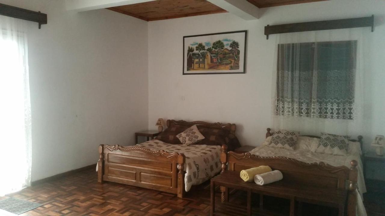 Camera Familiare con Vista Giardino