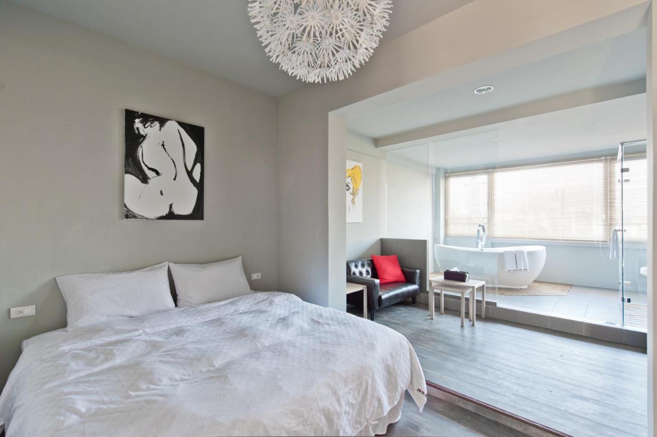 Deluxe Queen Room with Bath