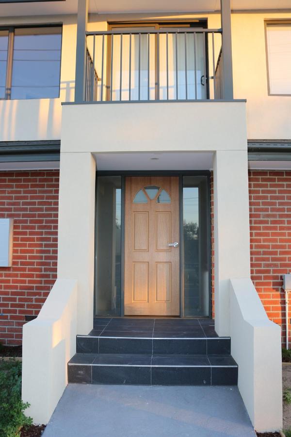 Silver House - Melbourne Airport Accommodation - 7 Minutes from Melbourne Airport - Chambres d'hôtes Melbourne