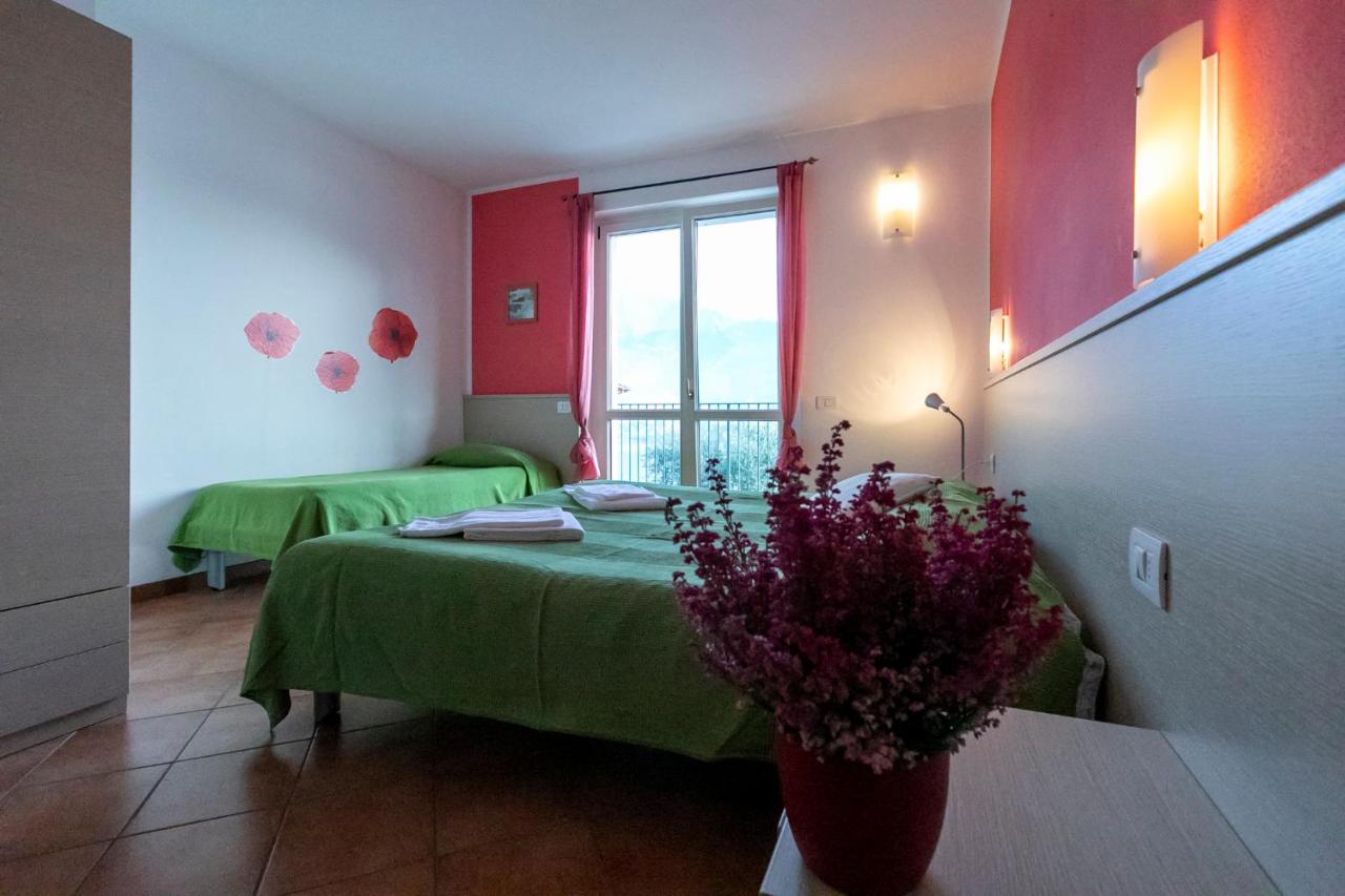 Superior Three-Bedroom Apartment with Lake View