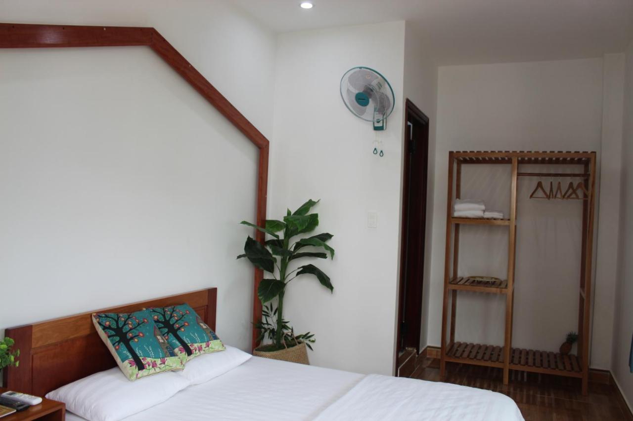 Habitación con cama extragrande y vistas al jardín