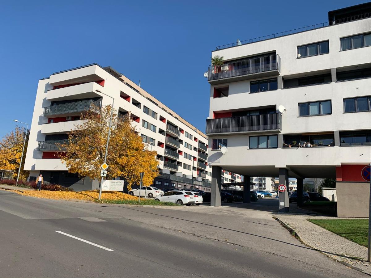 BL City View Apartment, 24hr Self Check-in, Free Private Parking, Panoramic View from Balcony, 5-minute walk to City Centre - Chambres d'hôtes Banská Bystrica