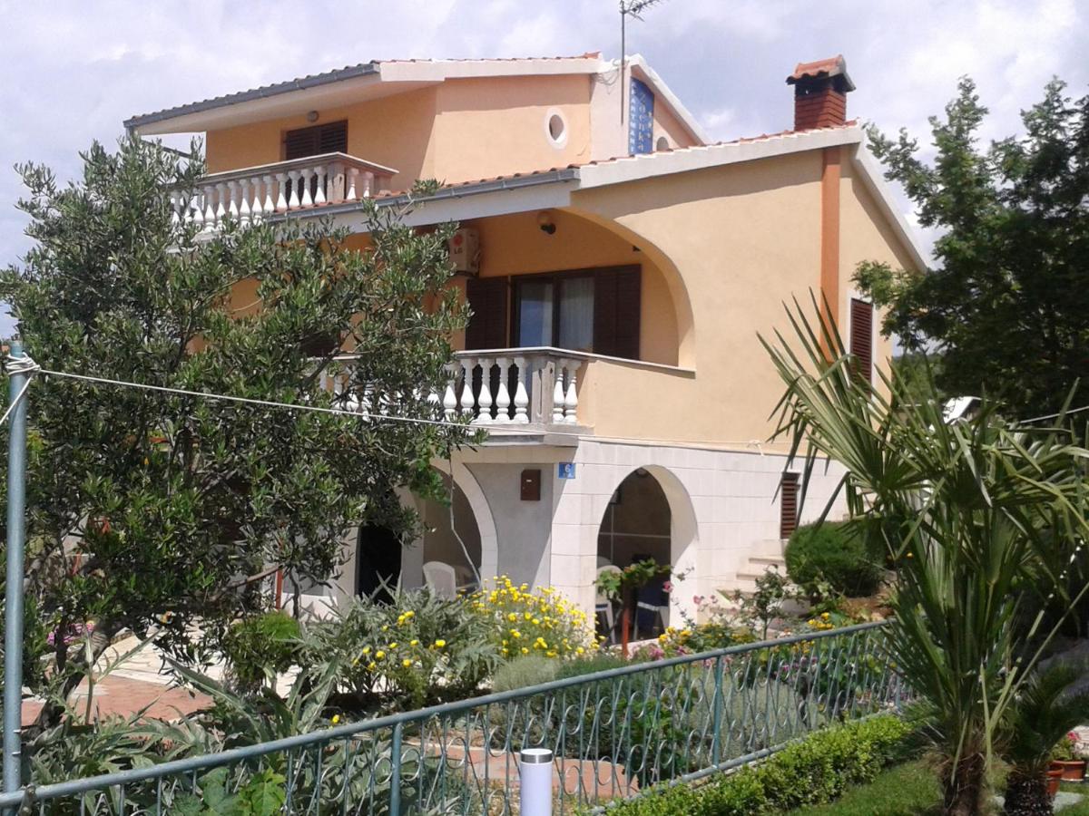 Apartments Zdenka - Bed and Breakfast Rogoznica