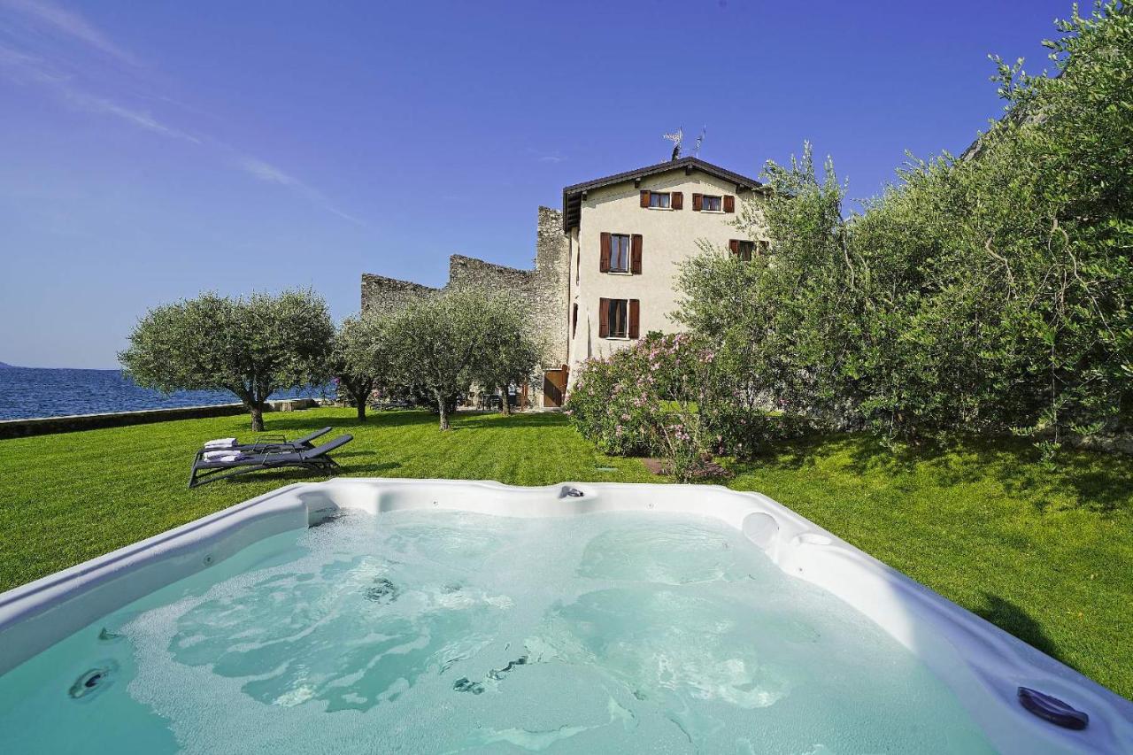 Villa Victoria: luxury waterfront villa with splendid views - Chambres d’hôtes