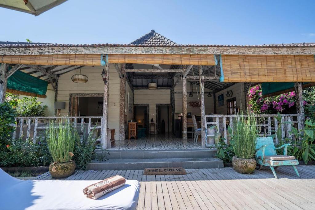 Scallywags Joglo Villa - Bed and Breakfast Gili Air