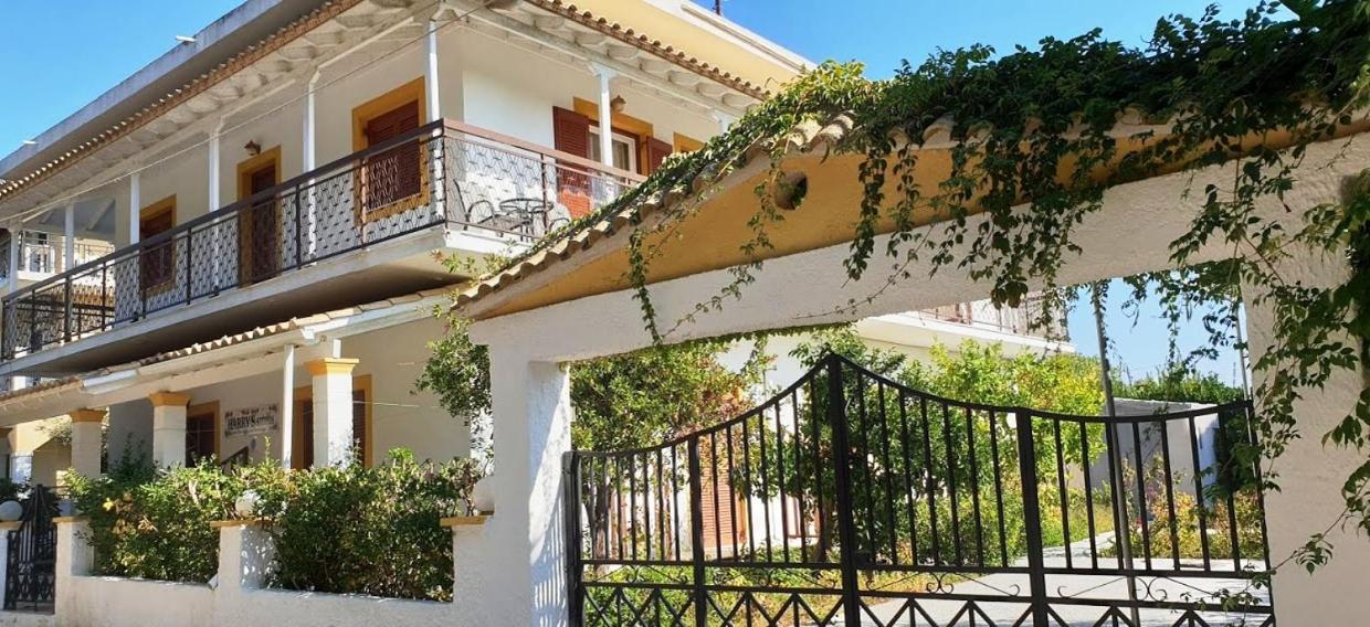 HARRY'S STUDIOS - Chambres d’hôtes Ágios Geórgios