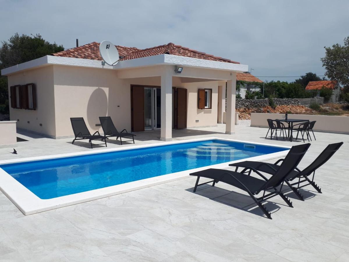Peaceful Villa with private pool and free parking - Chambres d’hôtes Sevid