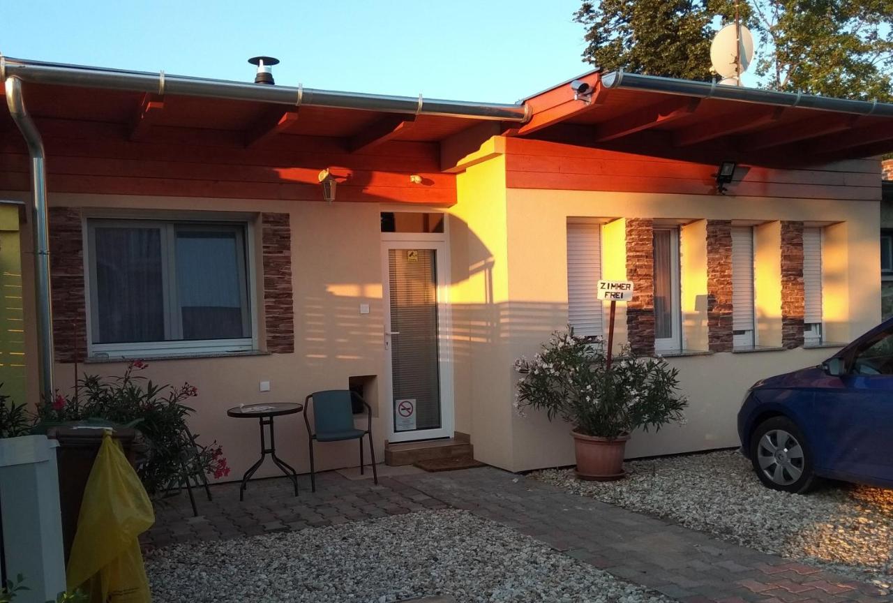 Tulipán Apartmanház - B&B