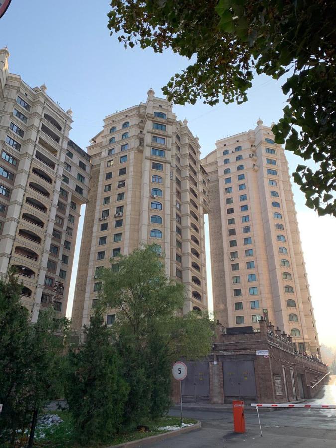 Spacious flat in Al-Farabi avenue with big rooms - B&B Almaty