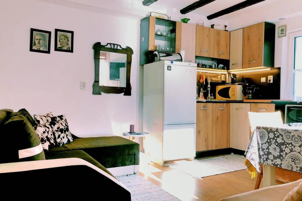 Нouse with cute little yard - Chambres d’hôtes