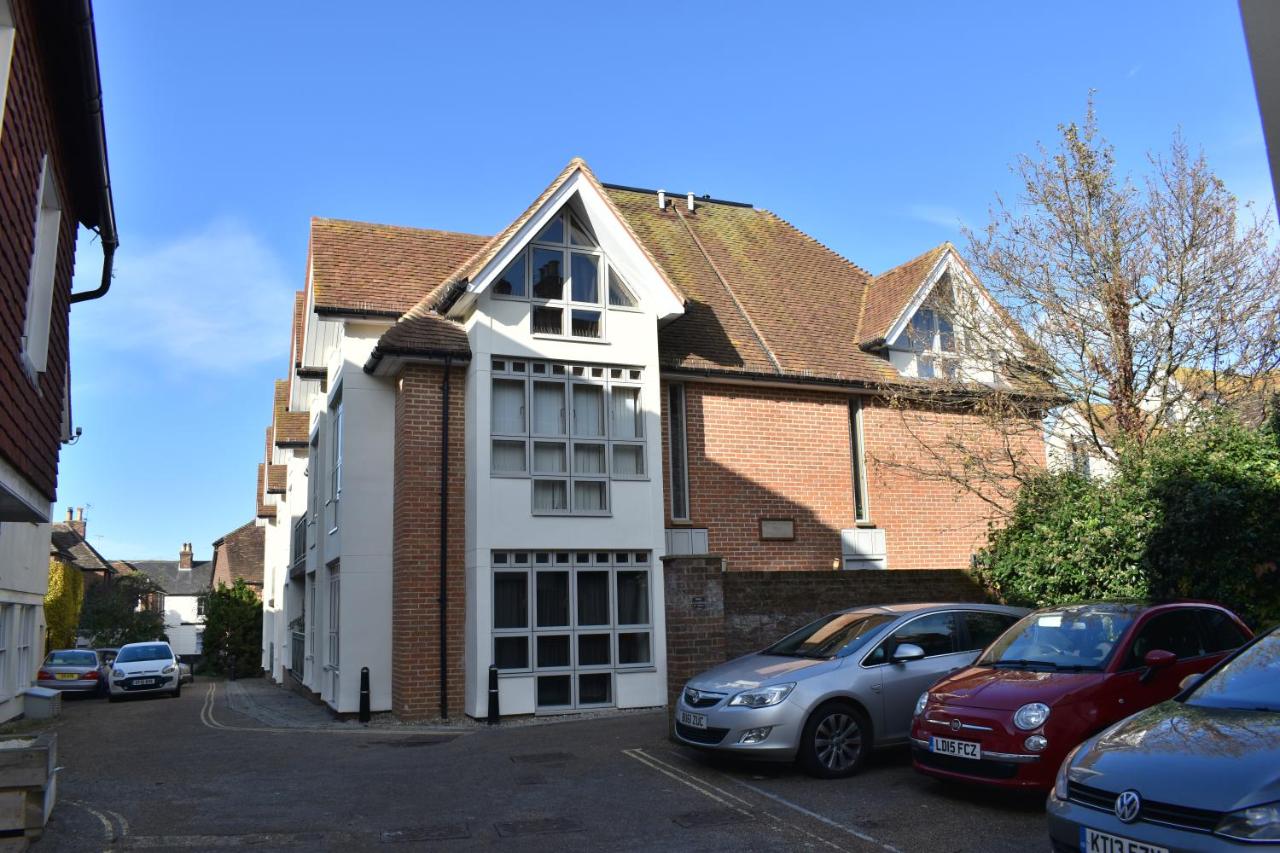 Super Funky Spire View Cottage - FREE Gated Parking - Ultra WiFi - Chambres d’hôtes Canterbury