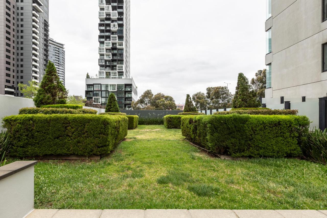 ☆of Southbank☆Light filled apartment☆HUGE private terrace with city views☆Parking☆Pool☆Gym☆WiFi - Chambres d’hôtes Melbourne
